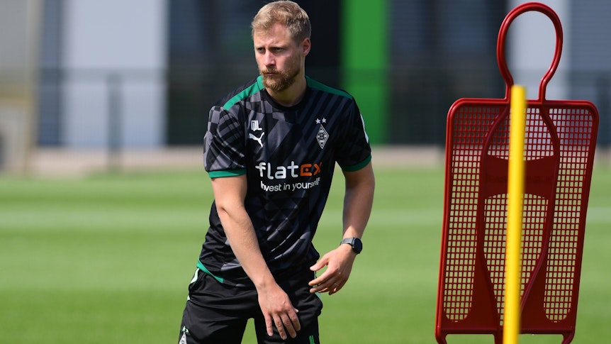 Quirin Löppert, ehemals Athletiktrainer bei Borussia Mönchengladbach, schließt sich zur neuen Saison einem anderen Bundesliga-Klub an. Das Foto zeigt ihn am 30. Juni 2022 bei einer Trainingseinheit der Fohlen.