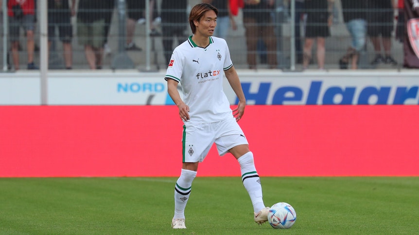 Ko Itakura, hier bei einem Testspiel zwischen Borussia Mönchengladbach und dem Halleschen FC am 31. Mai 2023, soll das Interesse der SSC Neapel auf sich gezogen haben.