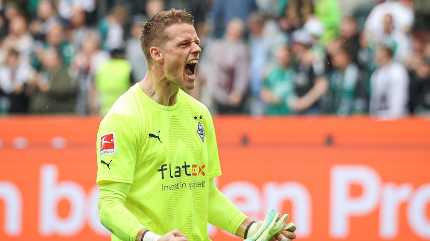 Jonas Omlin schreit am 6. Mai 2023 seine Freude über den Heimsieg von Borussia Mönchengladbach gegen den VfL Bochum heraus.