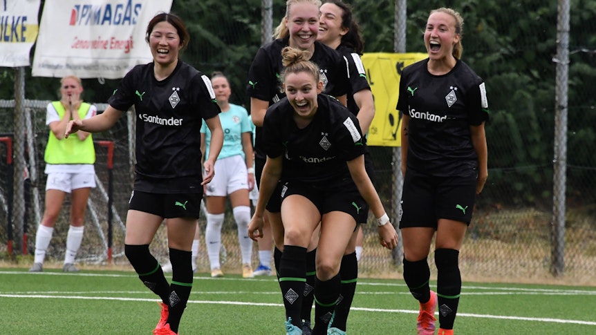 Das Frauen-Team von Borussia Mönchengladbach, hier bei den Aufstiegsfeierlichkeiten am 18. Juni 2023, treffen in der ersten Runde des DFB-Pokals auf Holstein Kiel.