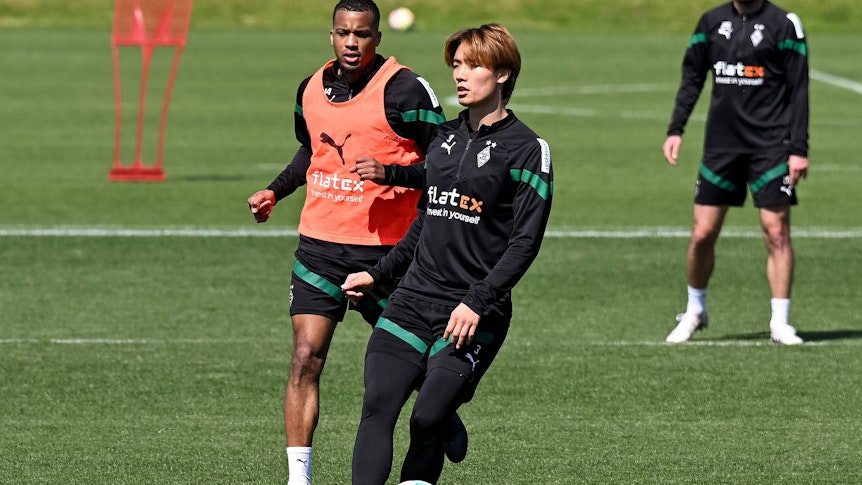 Alassane Plea (l.) und Ko Itakura (r.) von Borussia Mönchengladbach waren in den vergangenen Wochen immer wieder Teil von Wechsel-Spekulationen gewesen. Das Foto zeigt beide bei einer Trainingseinheit am 3. Mai 2023 im Borussia-Park.