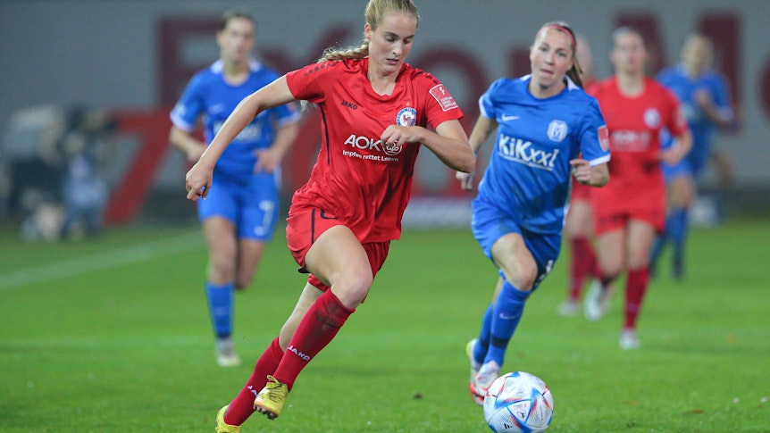 Laura Radke (l.), hier im Einsatz für Ex-Klub Turbine Potsdam am 21. Oktober 2022 gegen den SV Meppen, verstärkt in der kommenden Spielzeit die Frauenmannschaft von Borussia Mönchengladbach in der 2. Bundesliga.