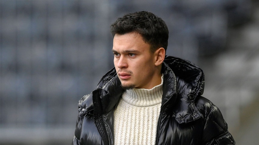 Fabian Rieder steht vor einem Spiel von den Young Boys Bern am 14. Januar 2023 am Spielfeldrand und trägt Straßenkleidung.