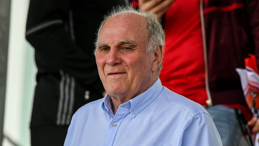Uli Hoeneß schaut sich am 28. Mai 2023 ein Spiel des Frauen-Teams von Bayern München an.