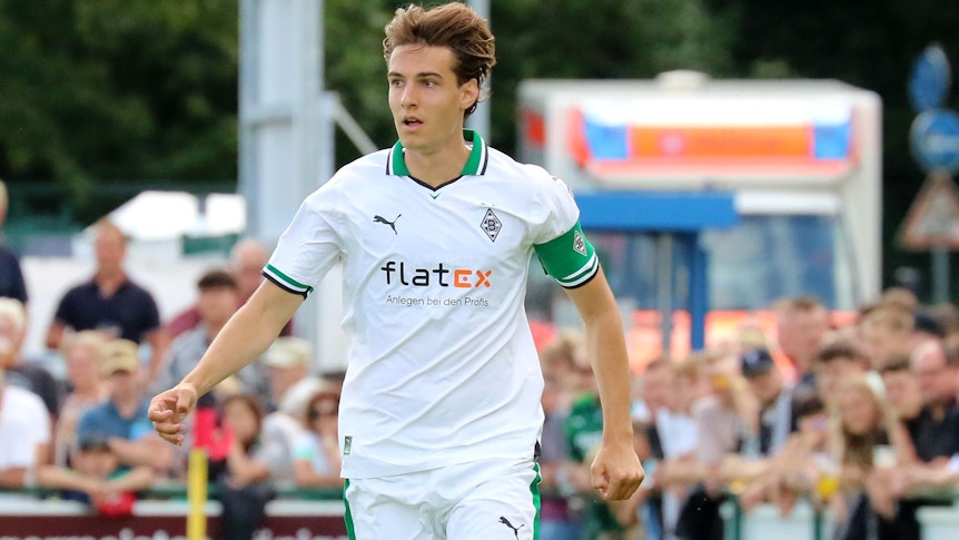 Florian Neuhaus von Borussia Mönchengladbach, hier am 15. Juli 2023 beim Testspiel beim FC Wegberg-Beeck, trägt das Heimtrikot der Fohlen für die Saison 2023/24.
