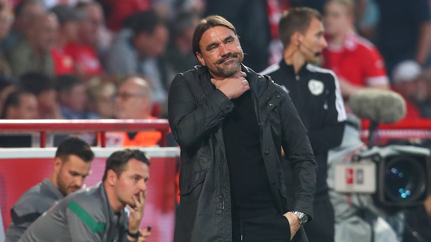 Daniel Farke steht beim Spiel von Borussia Mönchengladbach gegen Union Berlin am 30. August 2022 am Spielfeldrand und hält sich die Hand an den Hals.
