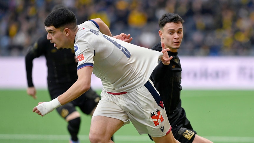 Zeki Amdouni (l.) am 19. März 2023 im Trikot des FC Basel im Zweikampf mit Fabian Rieder vom BSC Young Boys.