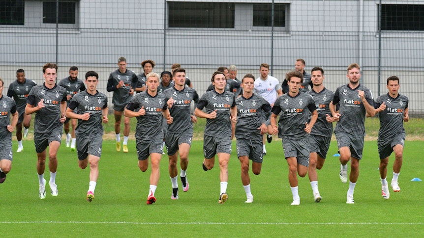 Lauftraining bei Borussia Mönchengladbach: Hannes Wolf (5.v.r.) und seine Gladbach-Teamkollegen am 17. Juli 2023 im Training.