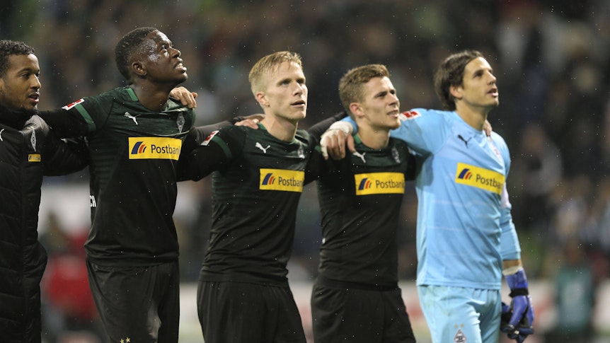 Spieler von Borussia Mönchengladbach um Denis Zakaria (2.v.l.) feiern am 10. November 2018 einen Gladbach-Sieg bei Werder Bremen.