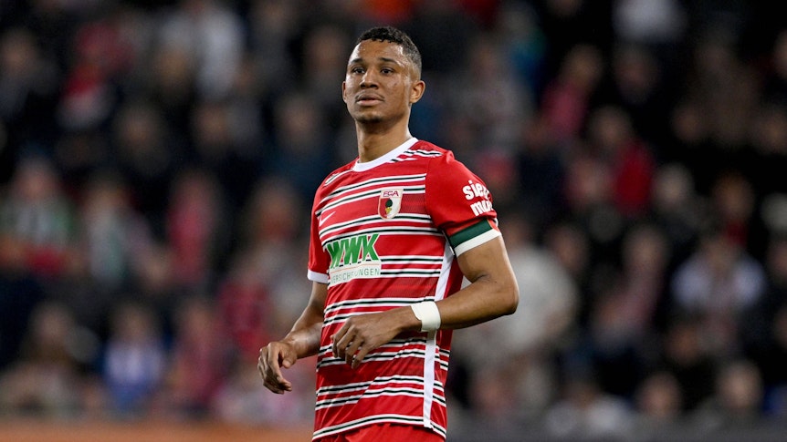 Felix Uduokhai am 21. April 2023 im Trikot des FC Augsburg beim Heimspiel gegen den VfB Stuttgart.