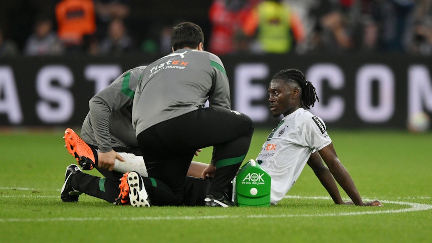 Manu Koné lässt sich im Spiel von Borussia Mönchengladbach gegen Bayer Leverkusen am 21. Mai 2023 behandeln.