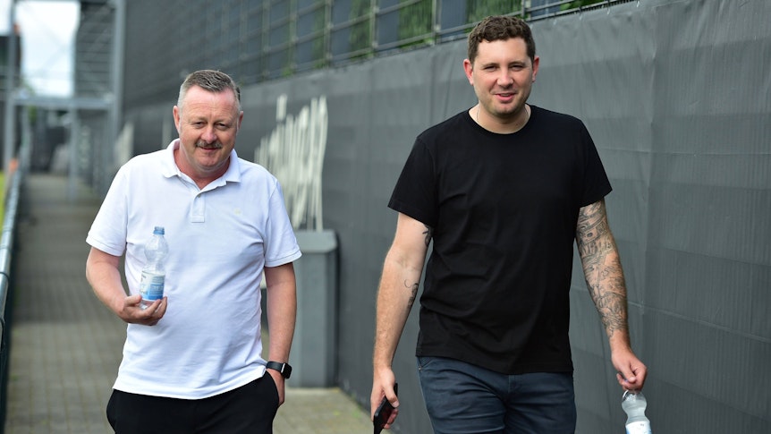 Sport-Geschäftsführer Roland Virkus (l.) und Sportdirektor Lizenz Nils Schmadtke beim Training vom Borussia Mönchengladbach am 17. Juli 2023.