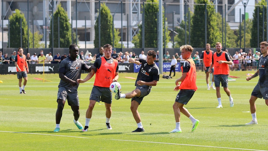 Die Spieler von Borussia Mönchengladbach schauen im Training am 9. Juli 2023 auf den Ball.