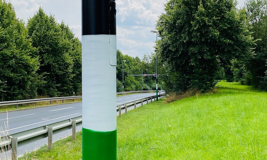 Keine Laterne oder Straßenschild ist ausgelassen worden. Die Borussia-Farben sind überall an der Straße Am Nordpark zu sehen.