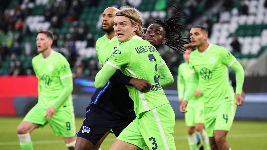 Jordan Torunarigha (im schwarzen Trikot) liefert sich am 15. Januar 2022 einen körperbetonten Zweikampf mit Sebastiaan Bornauw vom VfL Wolfsburg.