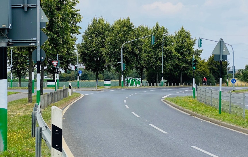 Gladbach hat wieder eine Borussia-Allee. Rund um das Gladbacher Stadion im Nordpark haben Sprayer inzwischen ganze Arbeit geleistet und Laternen, Ampeln, Verkehrschilder oder Stromkästen mit den Vereinsfarben des VfL besprüht. Zu sehen sind die Farben Schwarz, Weiß und Grün.