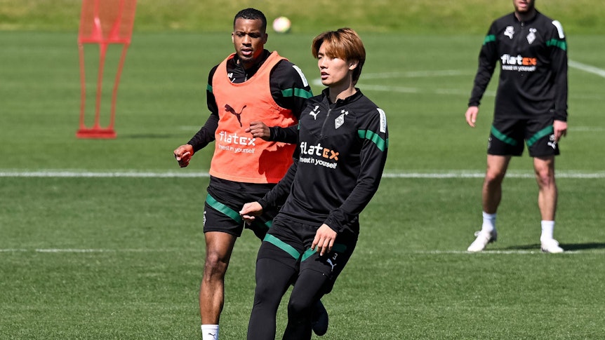 Alassane Plea (l.) und Ko Itakura beim Training von Borussia Mönchengladbach am 3. Mai 2023.