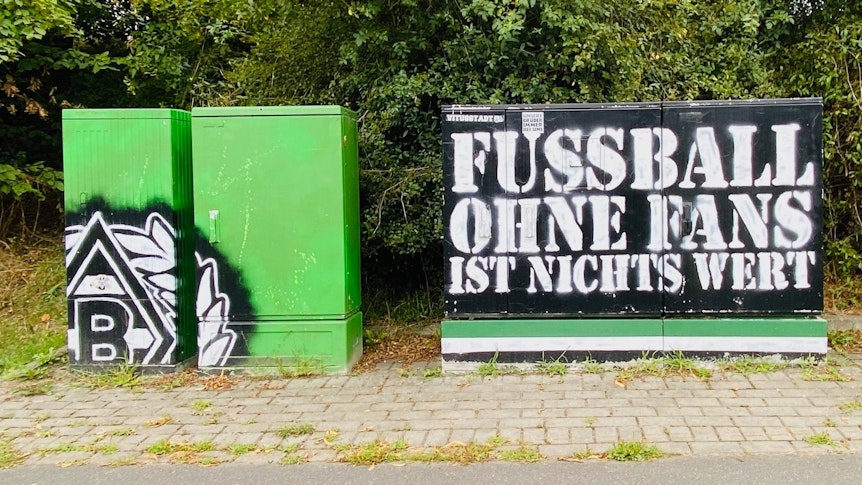 Die Fohlen-Sprayer haben im Bereich des Borussia-Parks überall ihre Spuren hinterlassen. Auf Stromkästen sind die Raute und Sprüche zu lesen.