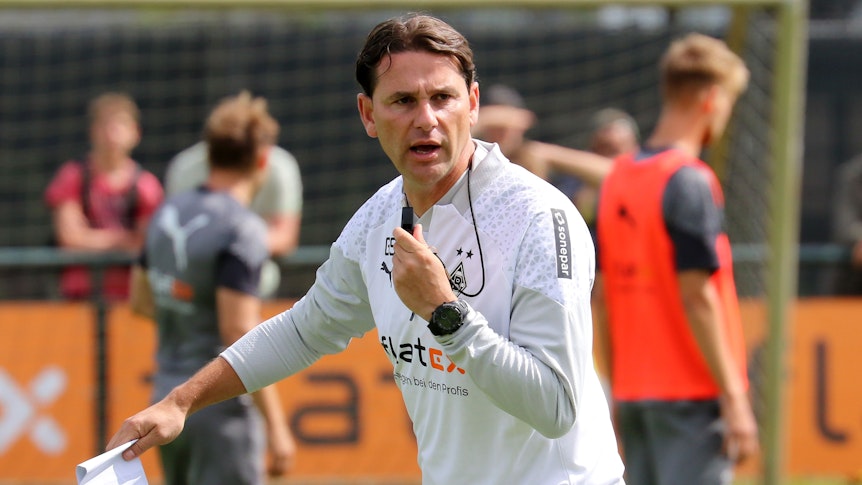 Trainer Gerardo Seoane beim Training von Borussia Mönchengladbach am 12. Juli 2023.