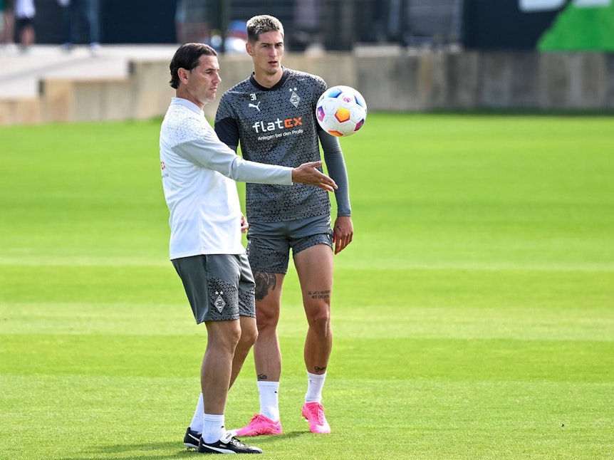 Gerardo Seoane (l.), Trainer von Borussia Mönchengladbach, und Stürmer Tomas Cvancara beim Training am 21. Juli 2023.