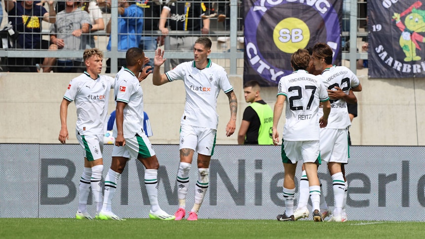 Nach dem Tor von Tomas Cvancara (3.v.l.) gegen den 1. FC Saarbrücken feiern seine Mitspieler den Führungs-Treffer von Borussia Mönchengladbach am 22. Juli 2023.