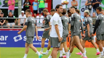 Gladbach-Trainer Gerardo Seoane (M.) hat einiges an Arbeit vor sich. Der Schweizer verpasst den Profis von Borussia Mönchengladbach im Trainingslager am Tegernsee den Feinschliff für die kommende Saison. Seoane schaut kritisch zur Seite.