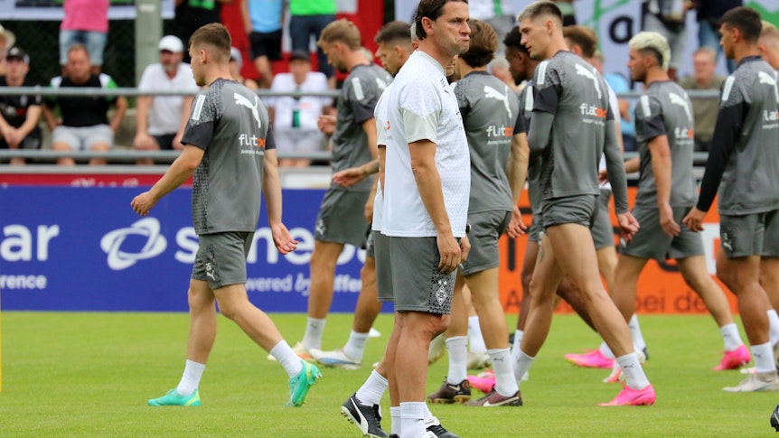 Gladbach-Trainer Gerardo Seoane (M.) hat einiges an Arbeit vor sich. Der Schweizer verpasst den Profis von Borussia Mönchengladbach im Trainingslager am Tegernsee den Feinschliff für die kommende Saison. Seoane schaut kritisch zur Seite.