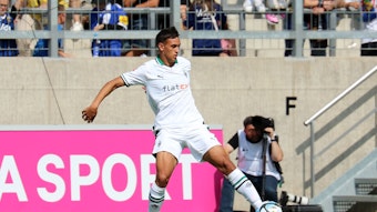 Fabio Chiarodia hat in Saarbrücken (22. Juli 2023) sein erstes Spiel im Trikot von Borussia Mönchengladbach bestritten. Im aktuellen Trainingslager am Tegernsee soll der junge Verteidiger, der aus Bremen gekommen ist, weiter in den Fohlen-Kosmos integriert werden. Auf diesem Bild schlägt er mit dem linken Fuß den Ball aus der Gefahrenzone.