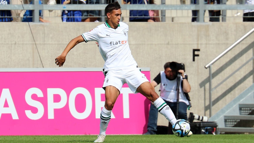 Fabio Chiarodia hat in Saarbrücken (22. Juli 2023) sein erstes Spiel im Trikot von Borussia Mönchengladbach bestritten. Im aktuellen Trainingslager am Tegernsee soll der junge Verteidiger, der aus Bremen gekommen ist, weiter in den Fohlen-Kosmos integriert werden. Auf diesem Bild schlägt er mit dem linken Fuß den Ball aus der Gefahrenzone.