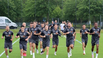 Die Spieler von Borussia Mönchengladbach absolvieren eine Laufeinheit am 17. Juli 2023 – da auch noch mit Semir Telalovic (6.v.l.).