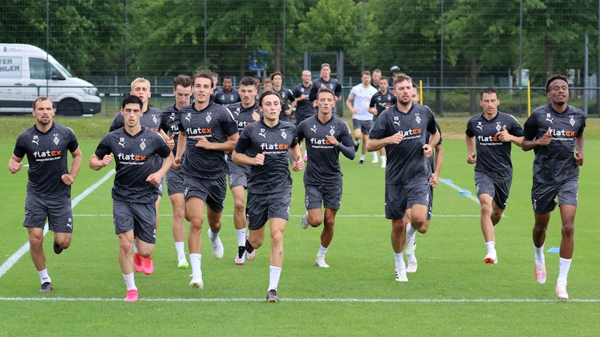 Die Spieler von Borussia Mönchengladbach absolvieren eine Laufeinheit am 17. Juli 2023 – da auch noch mit Semir Telalovic (6.v.l.).