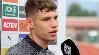 Lukas Ullrich, Neuzugang von Borussia Mönchengladbach, spricht am Montag (24. Juli 2023) mit den Medienvertretern im Trainingslager am Tegernsee in Rottach-Egern.