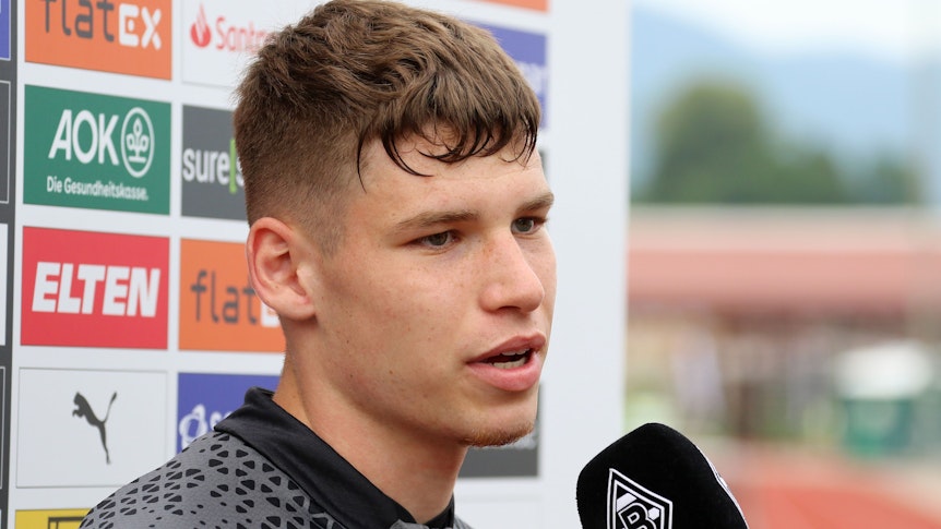 Lukas Ullrich, Neuzugang von Borussia Mönchengladbach, spricht am Montag (24. Juli 2023) mit den Medienvertretern im Trainingslager am Tegernsee in Rottach-Egern.