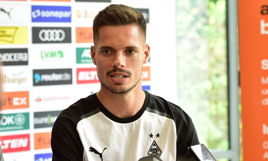 DFB-Nationalspieler Julian Weigl, hier am 24. Juli in Rottach-Egern zu sehen, ist bereit, bei Fußball-Bundesligist Borussia Mönchengladbach als Führungsspieler voranzugehen. Weigl spricht während einer Medienrunde im Seehotel Überfahrt am Tegernsee.