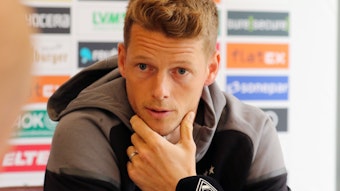 Jonas Omlin, Torhüter von Borussia Mönchengladbach, hat sich im Trainingslager der Fohlen-Elf am Dienstag (25. Juli 2023) zu einem möglichen Transfer von Fabian Rieder geäußert. Omlin wirkt nachdenklich.