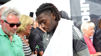 Gladbach-Star Manu Koné absolviert am Tegernsee nach seiner Knieverletzung ein individuelles Trainingsprogramm. Zeit für die Borussia-Fans nimmt der Franzose sich dennoch, wie dieses Foto vom 23. Juli 2023 aus Rottach-Egern zeigt. Koné schreibt für die Zuschauerinnen und Zuschauer Autogramme.