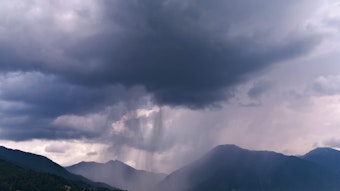 Symbolfoto: Dunkle Wolken und Regen über dem bayerischen Tegernsee. Diese Aufnahme ist am 28. Oktober 2012 entstanden.