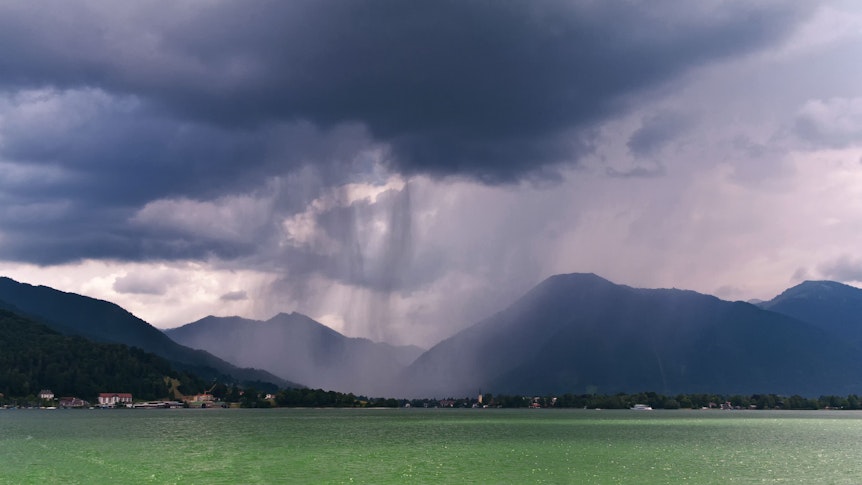 Symbolfoto: Dunkle Wolken und Regen über dem bayerischen Tegernsee. Diese Aufnahme ist am 28. Oktober 2012 entstanden.