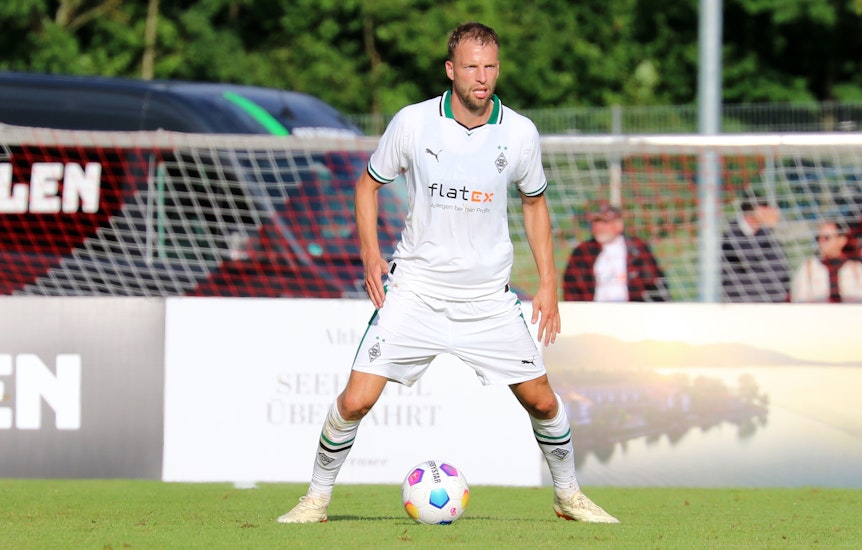 Marvin Friedrich, Verteidiger von Borussia Mönchengladbach, hat in dieser Szene im Testspiel (26. Juli 2023) in Rottach-Egern gegen den FC Ingolstadt den Ball und das Spielgeschehen im Blick. Er schaut aufmerksam.