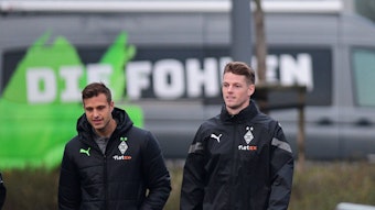 Fabian Otte (l.), hier am 19. Januar 2023 gemeinsam mit Jonas Omlin (r.), Keeper von Borussia Mönchengladbach auf dem Trainingsplatz im Borussia-Park.