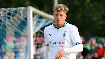 Gladbach-Profi Robin Hack, hier in Rottach-Egern im Testspiel (26. Juli 2023) der Borussia gegen den FC Ingolstadt zu sehen. Hack schaut nach vorne in die Kamera des Fotografen.