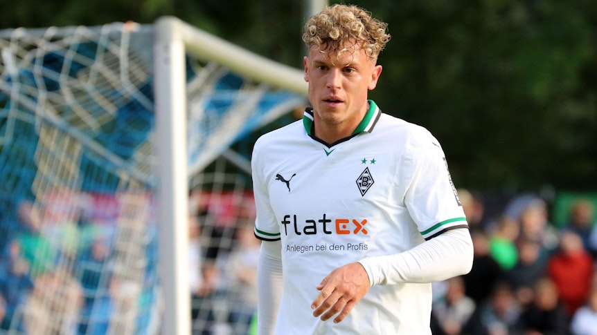 Gladbach-Profi Robin Hack, hier in Rottach-Egern im Testspiel (26. Juli 2023) der Borussia gegen den FC Ingolstadt zu sehen. Hack schaut nach vorne in die Kamera des Fotografen.