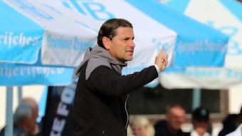 Trainer Gerardo Seoane von Borussia Mönchengladbach gibt im Testspiel gegen den FC Ingolstadt am 26. Juli 2023 in Rottach-Egern Anweisungen an der Seitenlinie. Seoane zeigt mit dem rechten Finger etwas an.