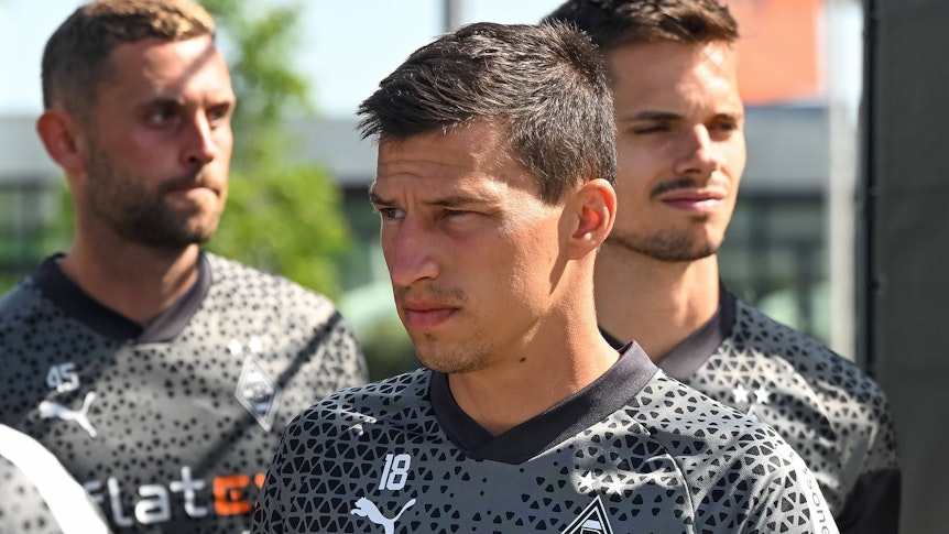 Stefan Lainer von Borussia Mönchengladbach, hier am 11. Juli 2023 bei einer Trainingseinheit, ist schwer erkrankt und wird den Fohlen monatelang fehlen.