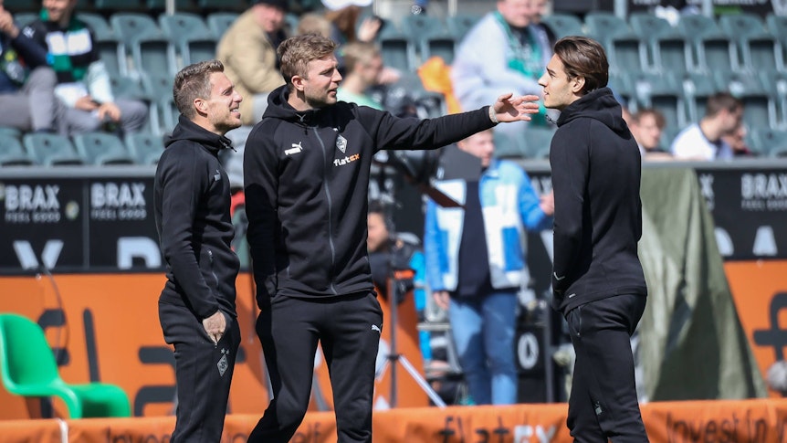 Christoph Kramer (M.) und Florian Neuhaus (r.) gemeinsam mit Patrick Herrmann bei der Platzbegehung vor dem Bundesliga-Heimspiel von Borussia Mönchengladbach gegen den VfL Wolfsburg am 9. April 2023.