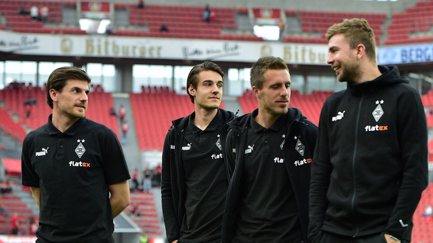 Gladbach-Profi Florian Neuhaus (2.v.r.) hat sich zu Disziplin-Problemen bei der Borussia in der Vergangenheit geäußert. Dieses Bild zeigt ihn gemeinsam mit Ex-Team-Mitglied Jonas Hofmann (l.), Patrick Herrmann (2.v.l.) und Christoph Kramer (r.) am 21. Mai 2023 in Leverkusen. Die Spieler gehen über das Spielfeld.