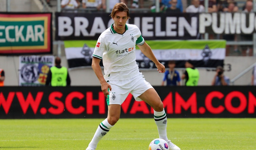 Florian Neuhaus im Testspiel von Borussia Mönchengladbach gegen den 1. FC Saarbrücken am 22. Juli 2023 als Gladbach-Kapitän.