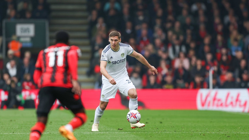 Dieser Gladbach-Transfer ist offenbar fix! Max Wöber wechselt von Leeds United zur Borussia in die Bundesliga. Auf diesem Bild ist der Österreicher am 30. April 2023 zu sehen. Er führt den Ball am Fuß und hat den Gegenspieler im Blick.
