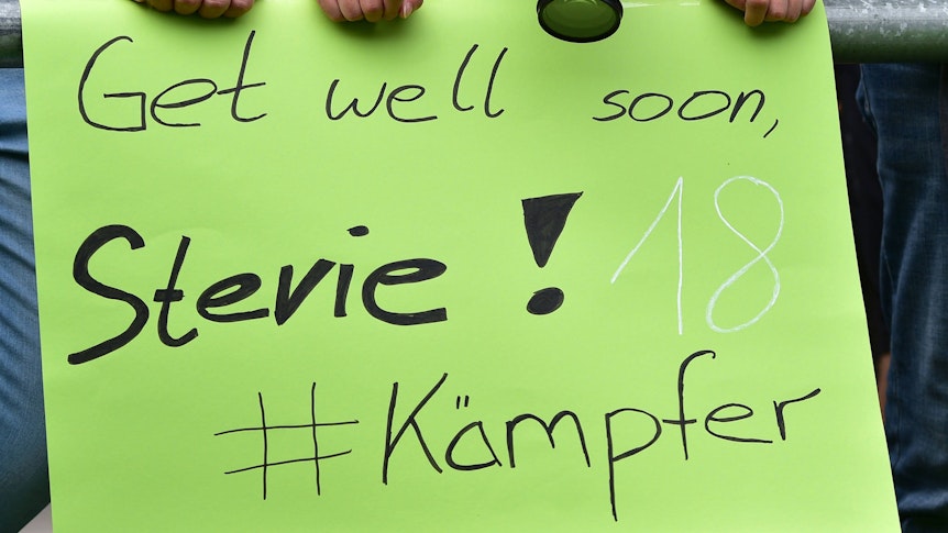 Gladbach-Fans zeigen während des Fohlen-Trainingslagers am Tegernsee ein Plakat, auf dem sie dem an Krebs erkrankten Borussia-Profi Stefan Lainer Gensungswünsche schicken. Das Foto ist am 27. Juli 2023 in Rottach-Egern aufgenommen worden.