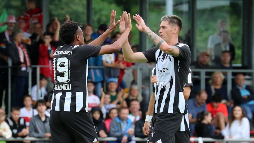 Nathan Ngoumou (l.) und Tomas Cvancara bejubeln beim 5:1-Testspielsieg von Borussia Mönchengladbach gegen den VfB Stuttgart am 29. Juli 2023 in Heimstetten einen Treffer.